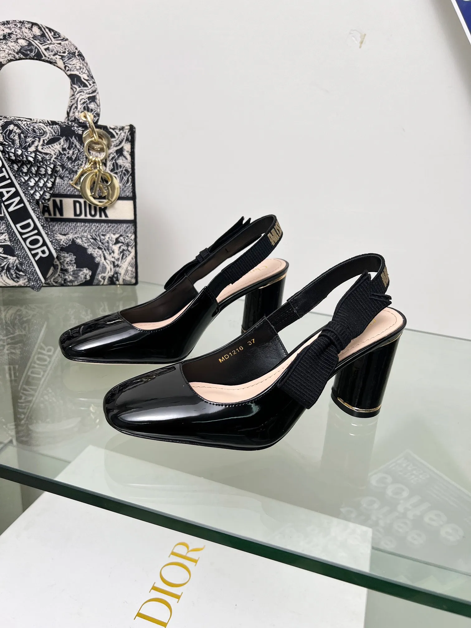 👟👟Ex-factory price 560👟👟 Dior 2024 spring and summer haute couture series new ballet iconic electric embroidered cannage pattern low-heeled ballerina shoes CD letter logo pearl buckle thick heel bow sandals Material: imported metal sheepskin/environmentally friendly cannage pattern tweed Lining: water-dyed sheepskin lining Outsole: Italian leather outsole Heel height: 3.5CM, 8CM Code number: 34-43 (34.40.41.42.43 customized, non-refundable and non-exchangeable)